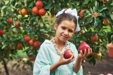 Elma ile bir kız portresi. Taze elma sepeti tutan kız