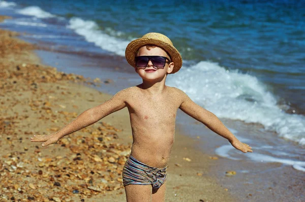 Χαρούμενο Αγόρι Αναπαύεται Πάνω Στη Θάλασσα — Φωτογραφία Αρχείου