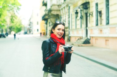 Şehirdeki kız fotoğrafçı. Kız turistik kentin cadde üzerinde
