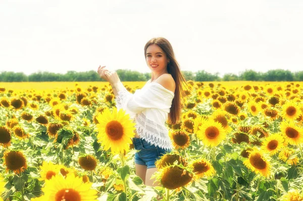 Menina Bonita Livre Uma Jovem Está Divertindo Campo Com Girassóis — Fotografia de Stock