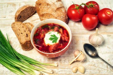 Geleneksel Rus Ukrayna çanak borshch. Borsch üstten görünüm ahşap masa üzerinde bir tabak