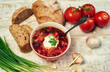 Geleneksel Rus Ukrayna çanak borshch. Borsch üstten görünüm ahşap masa üzerinde bir tabak