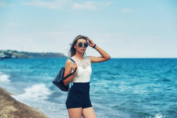 Aantrekkelijk Meisje Zeekust Stijlvolle Jongedame Een Wandeling Langs Zee — Stockfoto