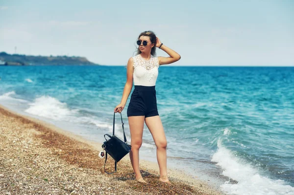 Attraktives Mädchen Der Meeresküste Junge Stilvolle Frau Auf Einem Spaziergang — Stockfoto