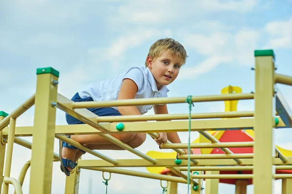Мальчик Играет Детской Площадке — стоковое фото