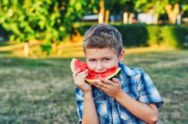 Bir karpuz doğada çocukla portresi