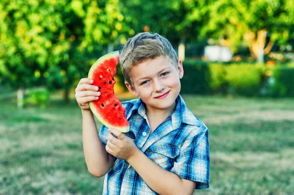 Retrato Menino Com Uma Melancia Natureza — Fotografia de Stock