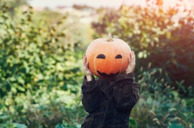 Halloween balkabağı komik çocuk. Çocuk Cadılar Bayramı tatil için hazırlanıyor