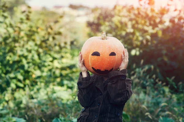 Halloween balkabağı komik çocuk. Çocuk Cadılar Bayramı tatil için hazırlanıyor