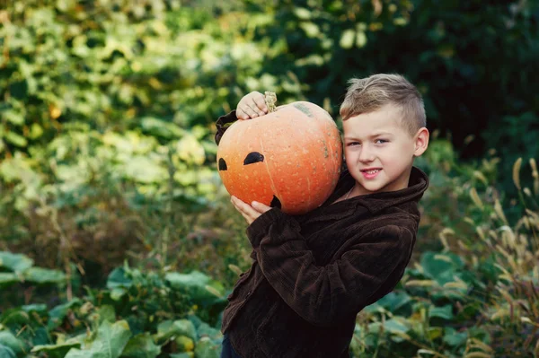 Rapaz Engraçado Com Abóbora Halloween Menino Está Preparando Para Feriado — Fotografia de Stock