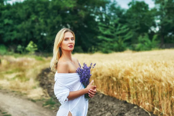 一个年轻的浪漫女人在乡下散步的画像 麦田里有一束薰衣草的女人 — 图库照片