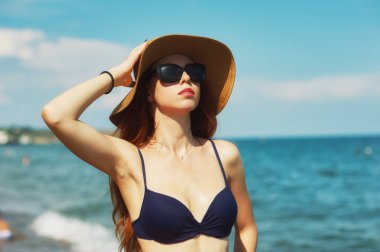 Sahilde genç güzel kadın. Kız bir tatil beldesi dinlenme .