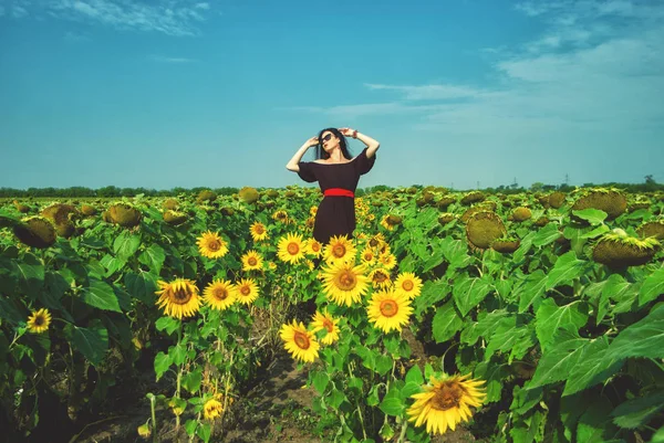 Portret Van Een Jonge Vrouw Zonnebloemen Romantische Meisje Het Veld — Stockfoto