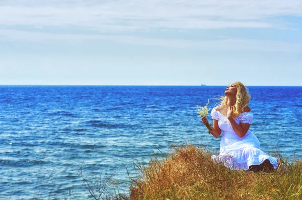 Retrato Una Joven Romántica Vestida Blanco Sobre Fondo Marino Chica — Foto de Stock