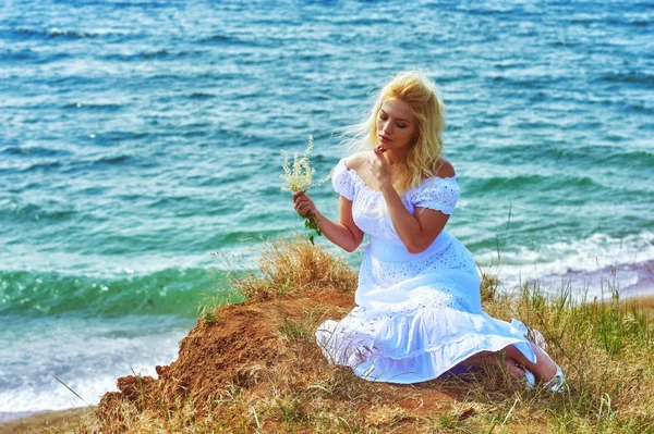 在海背景的白色礼服的年轻浪漫妇女的肖像 在城市外散步的金发女郎 — 图库照片