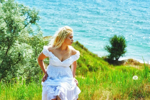 Retrato Uma Jovem Mulher Vestido Branco Natureza Menina Loira Passeio — Fotografia de Stock