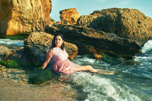 Junges Mädchen Wasser Rosa Kleid Girl Strand Ausruhen — Stockfoto