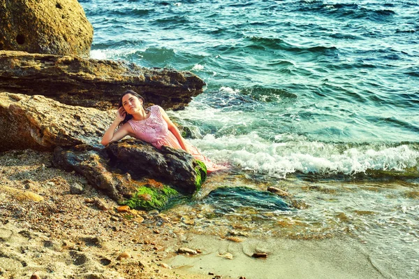 Jong Meisje Water Roze Jurk Meisje Rusten Het Strand — Stockfoto