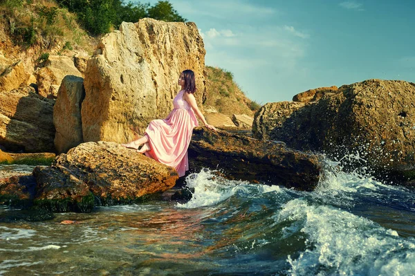 Junges Mädchen Das Auf Den Felsen Meer Ruht Frau Genießt — Stockfoto