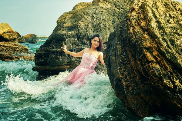 Junges Mädchen Steht Einem Kleid Meerwasser — Stockfoto