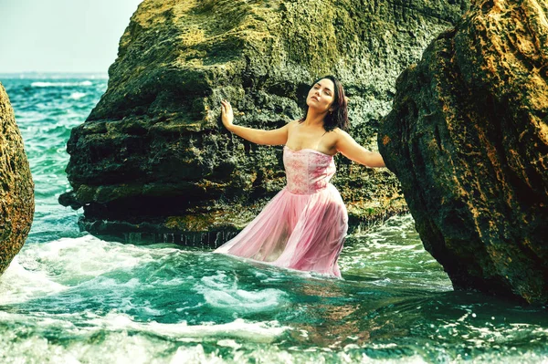 Junges Mädchen Steht Einem Kleid Meerwasser — Stockfoto