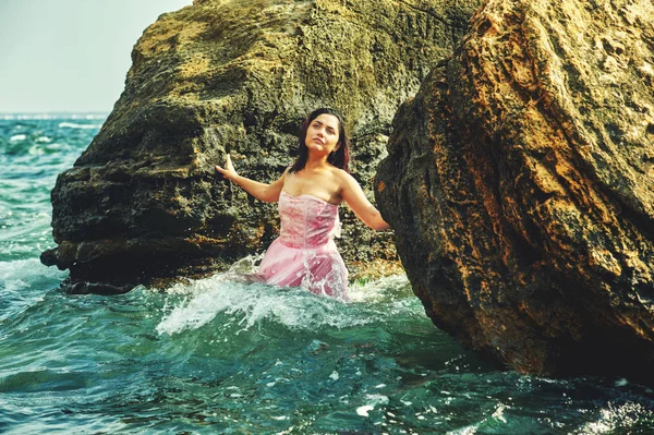 Девушка Стоящая Платье Морской Воде — стоковое фото