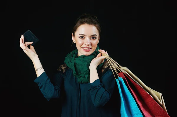 Attraente Giovane Donna Con Borse Della Spesa Carta Credito Studio — Foto Stock