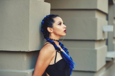 şehirde bir genç moda kadın portresi