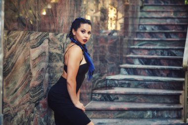 şehirde bir genç moda kadın portresi