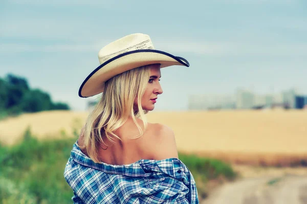 Retrato Una Joven Naturaleza Una Mujer Con Sombrero Paseo Por — Foto de Stock