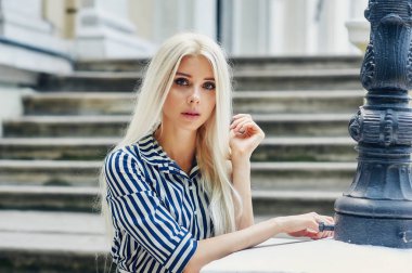 sarışın kız portresi