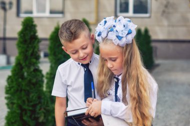 Tatilde de İlköğretim Okulu öğrencileri. Öğrencilerin ödevlerini evin yanında yapmak .