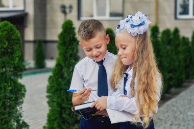 Tatilde de İlköğretim Okulu öğrencileri. Öğrencilerin ödevlerini evin yanında yapmak .