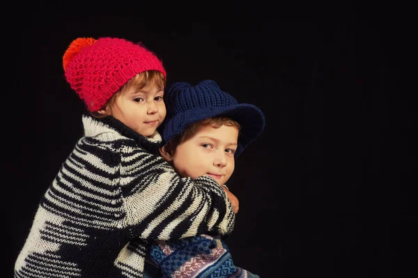 Crianças Chapéus Malha Quentes Fundo Escuro Irmão Irmã Camisolas Quentes — Fotografia de Stock