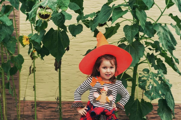 Legrační Malá Holčička Klobouku Pro Halloween — Stock fotografie