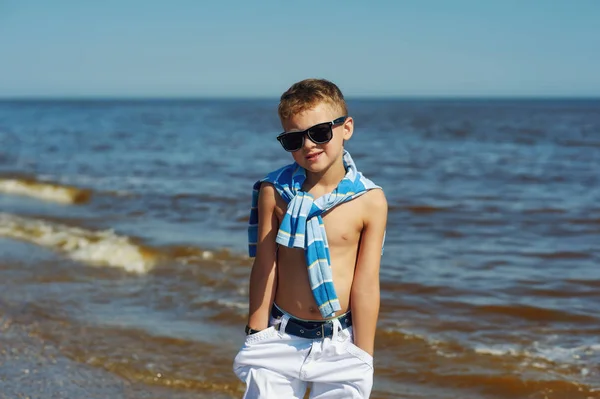 Mooie Jongen Een Wandeling Langs Zee Trendy Baby Poseren Aan — Stockfoto