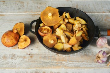 Ahşap masa üzerinde taze orman mantar