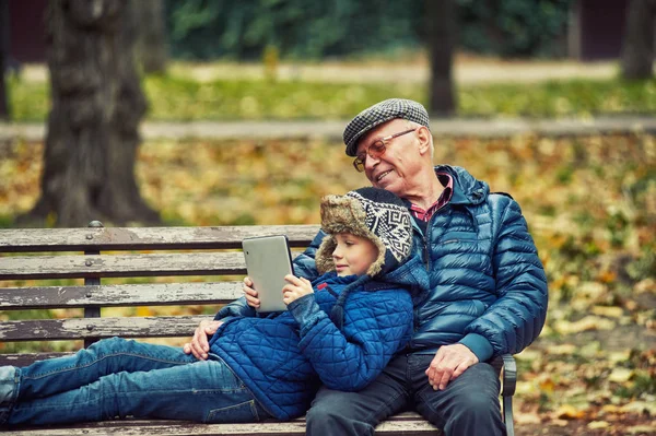 Großvater Und Enkel Spazieren Herbstpark — Stockfoto