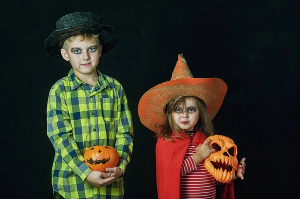 Irmão Irmã Halloween Crianças Engraçadas Trajes Carnaval Fundo Escuro — Fotografia de Stock