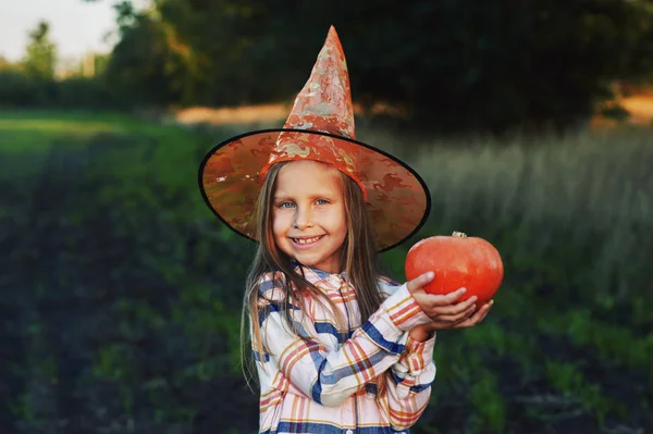 Veselý Halloween Portrét Dívky Klobouku Den Halloween Dítě Drží Dýně — Stock fotografie