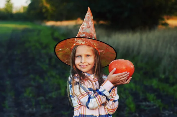 Veselý Halloween Portrét Dívky Klobouku Den Halloween Dítě Drží Dýně — Stock fotografie