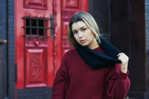 Portret Van Een Jong Meisje Herfst Stad Het Meisje Warme — Stockfoto