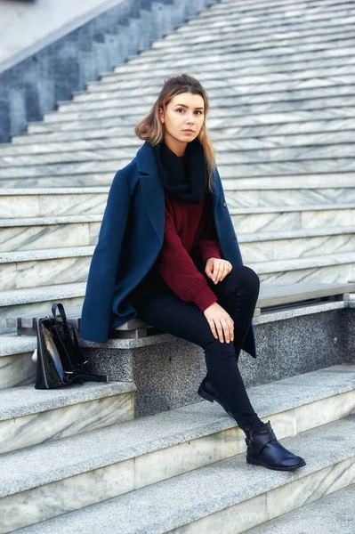 Portrait Une Jeune Fille Dans Ville Automne Fille Vêtements Chauds — Photo