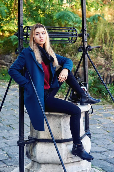 Retrato Una Niña Ciudad Otoño Chica Ropa Abrigada Cómoda —  Fotos de Stock