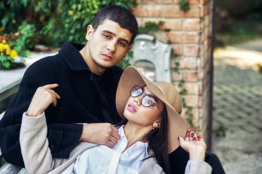 Kasabada genç bir çift. Sonbahar şehrin aşıklar .