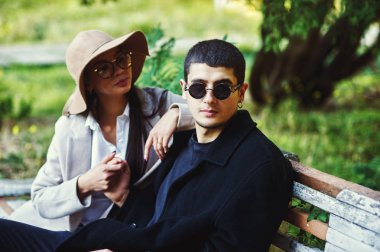 Sevgi dolu genç bir şehirde Park bir bankta oturan çift .