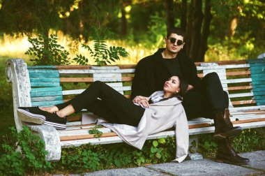 Sevgi dolu genç bir şehirde Park bir bankta oturan çift .