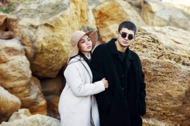 Genç, kalça çift benim ceket. Sonbaharda aşık çift