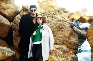 Genç, kalça çift benim ceket. Sonbaharda aşık çift