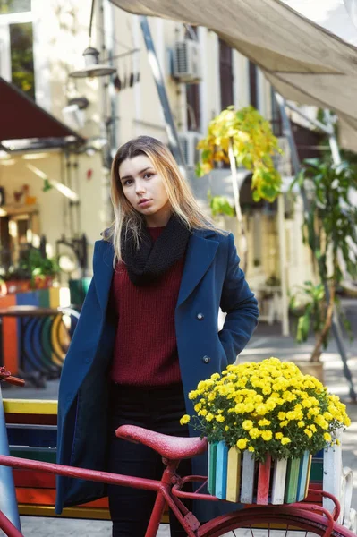 Retrato Una Niña Ciudad Otoño Chica Ropa Abrigada Cómoda — Foto de Stock